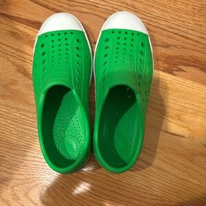 Boys size 1 Kelly Green Natives
